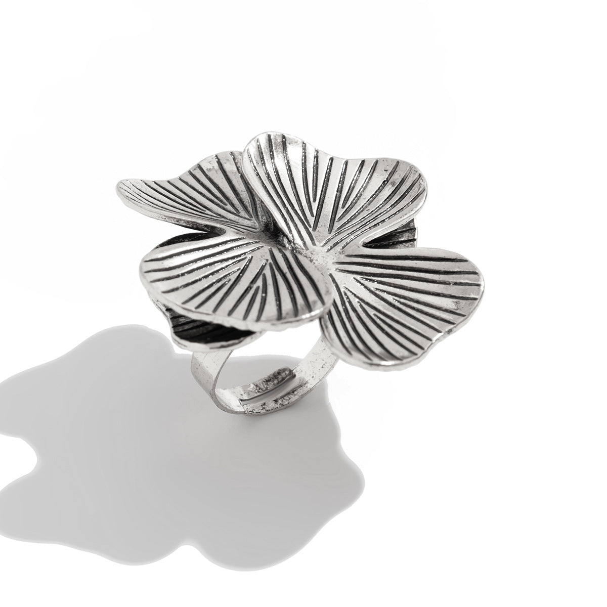 Anillo minimalista de aleación para mujer, tono frío, con hoja hueca y forma geométrica, acabado galvanizado.