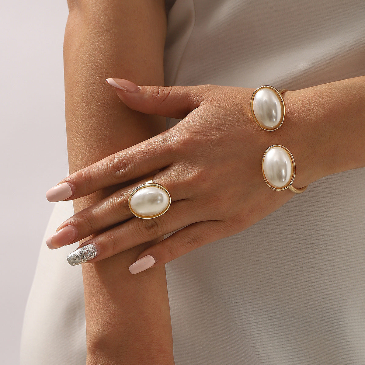 Collar geométrico de moda con base de aleación e incrustaciones de perlas simuladas para mujer