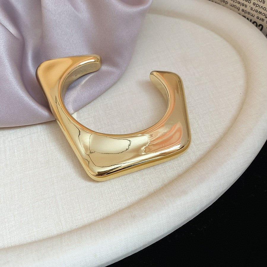 Pulsera Cóncava Irregular Minimalista para Mujer en Aleación de Latón con Acabado Galvánico