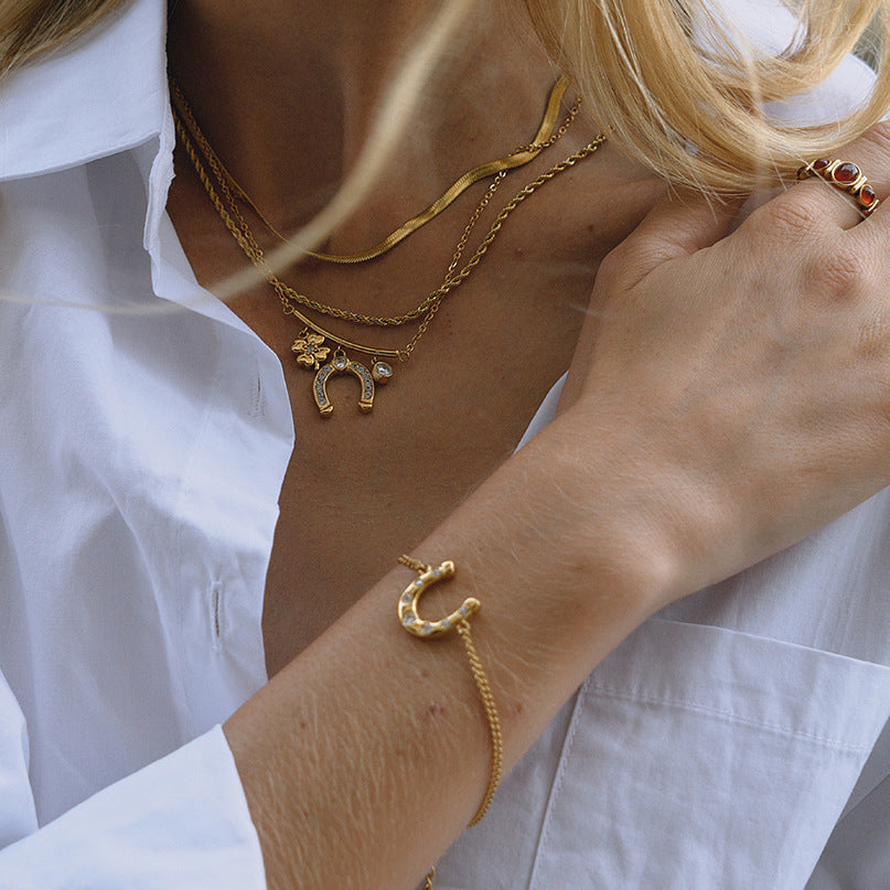 Elegante set de collar con colgante de herradura de acero titanio y detalles de diamantes de imitación, pendientes y pulsera de acero inoxidable galvanizado para mujer