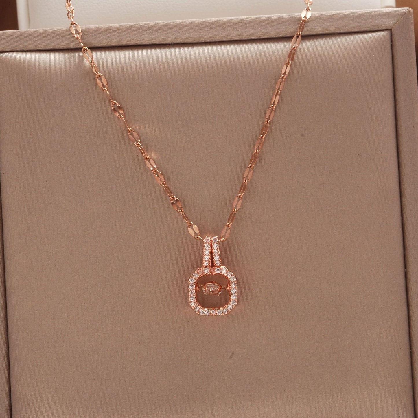 Collana con Pendente Geometrico Minimalista in Acciaio al Titanio Placcato Oro e Catena a O per Donna