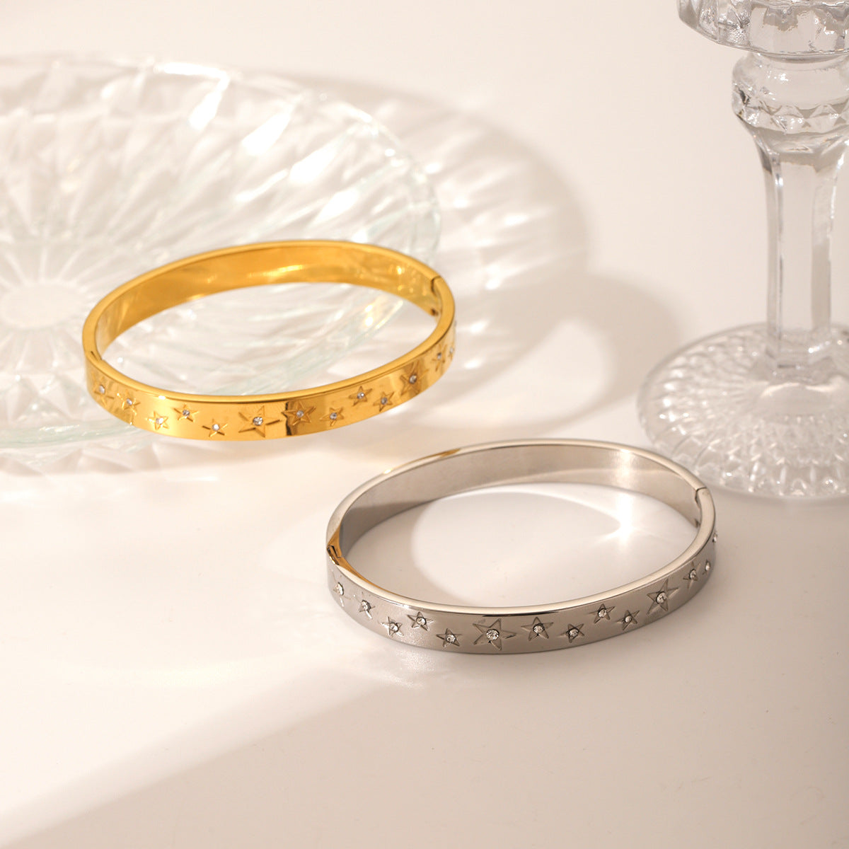 Bracciale da donna in acciaio inossidabile a forma di stella, minimalista, con strass intarsiati e finitura placcata