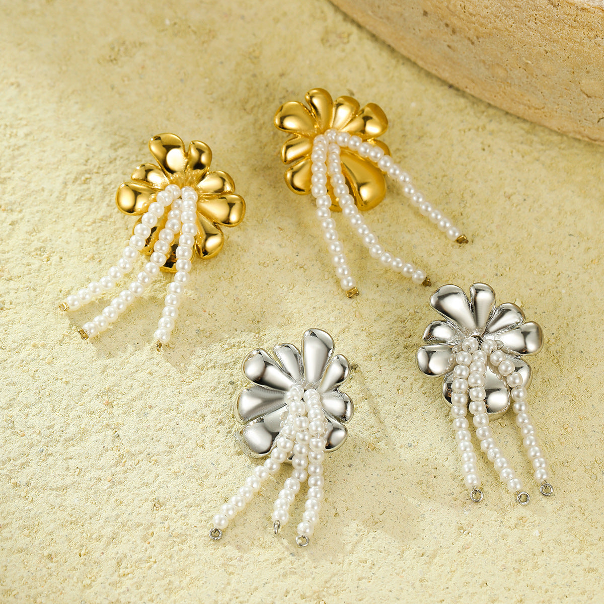 Orecchini pendenti da donna con perle e fiori vintage in acciaio inossidabile placcato oro e perni in acciaio al titanio