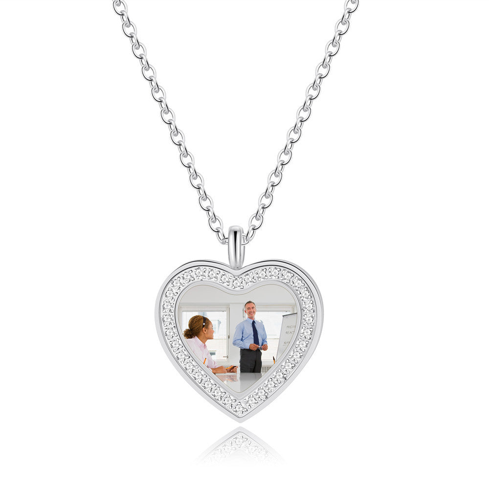 Collar minimalista de acero inoxidable chapado en oro de 18 quilates con barra de circonita cúbica en forma de corazón para mujer