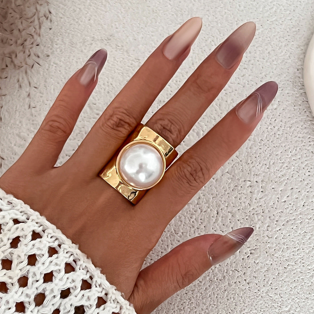 Anello a Fascia Larga Geometrico Minimalista in Lega con Finitura Perlata e Design Asimmetrico da Donna