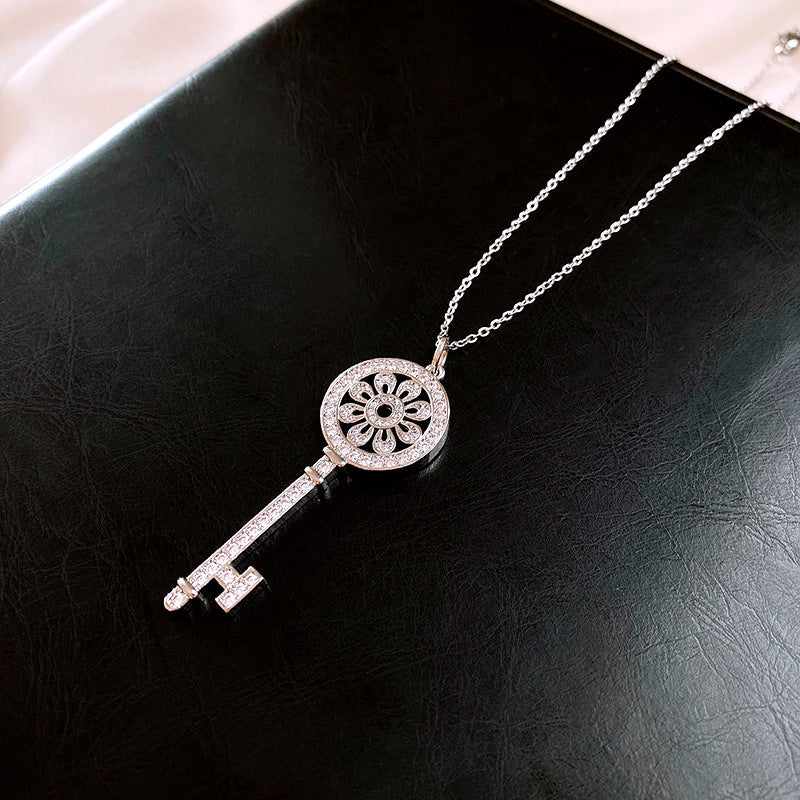 Elegante Parure di Collana e Orecchini in Rame Dorato Stile Lusso con Motivo Floreale e Pendente Rotondo da Donna