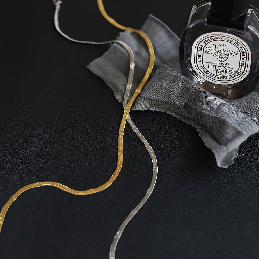 Collar minimalista de cadena de serpiente de acero de titanio en forma de U con diseño de hoja en relieve para mujeres y hombres