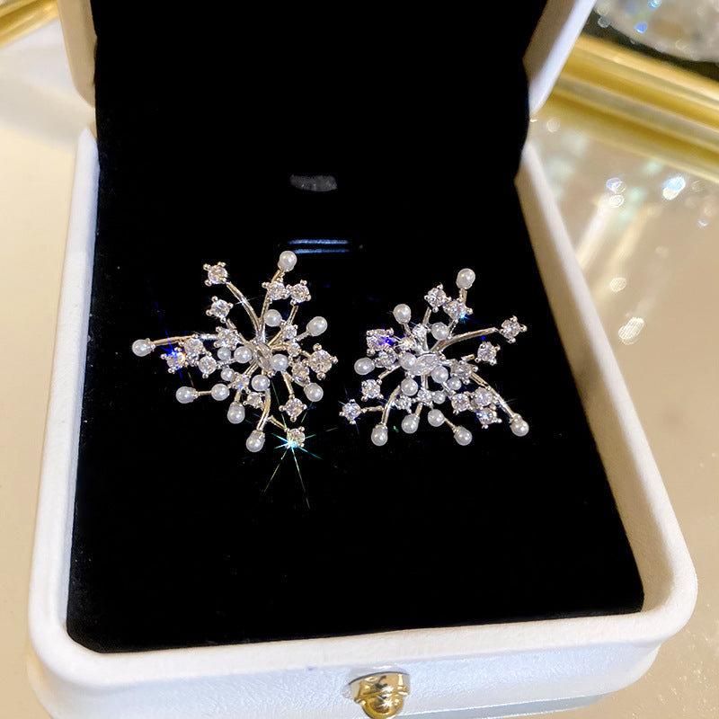 Orecchini floreali minimalisti con perle, perno in argento sterling 925 e strass, da donna