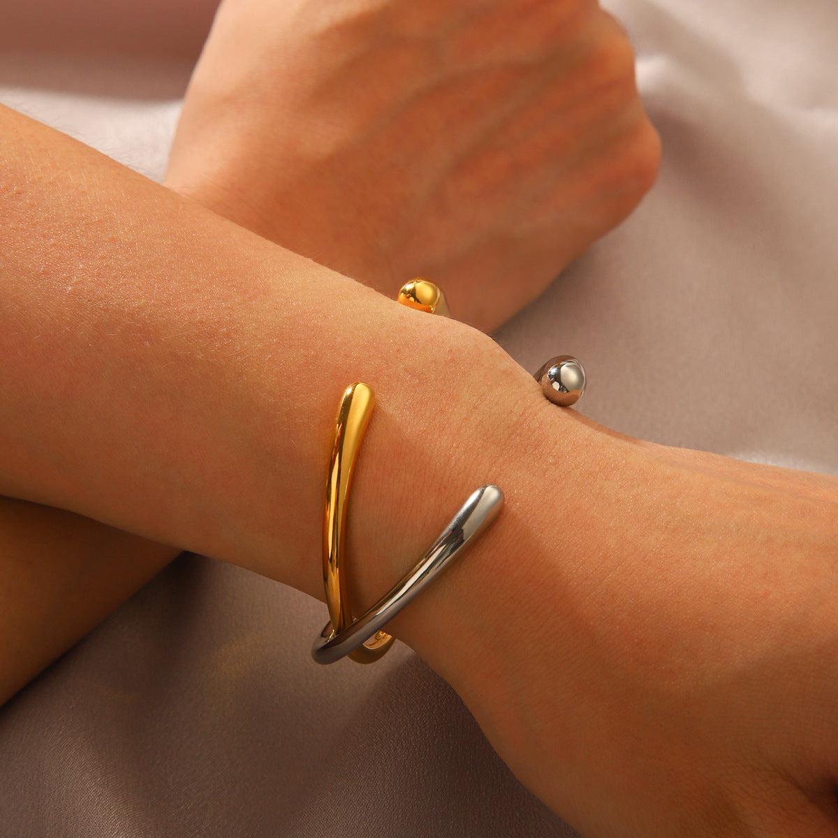 Minimalist Smooth Finish Titanium Steel Open Bangle for Women Cold Aesthetic Luxury Hypoallergenic 18K Gold Plated Bracelet