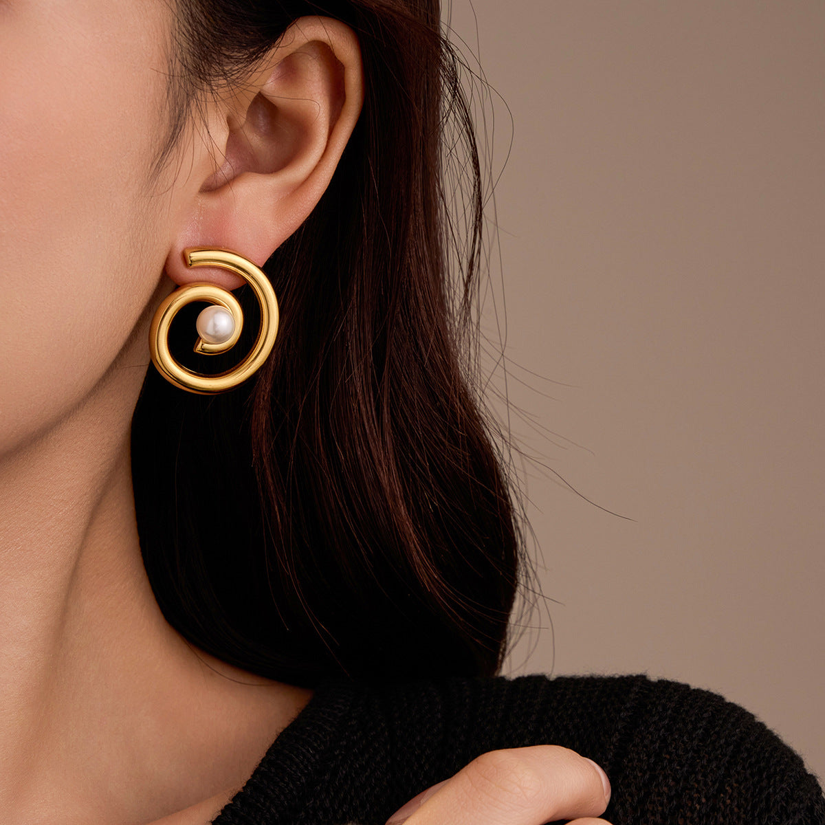 Pendientes de titanio con forma espiral de estilo vintage, chapados en oro de 18 quilates e incrustaciones de perlas para mujer