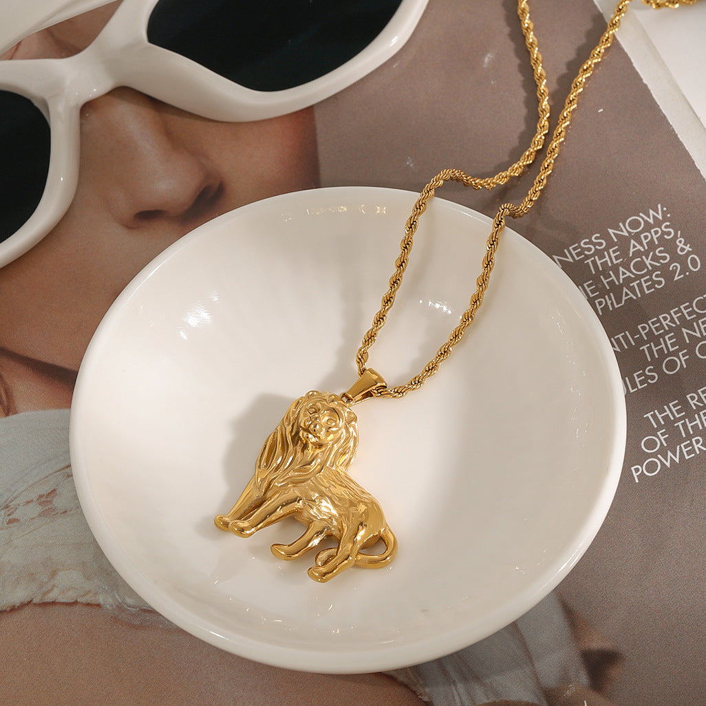 Collana con Ciondolo a Leone Geometrico di Lusso Placcato Oro 18K in Acciaio al Titanio per Donna