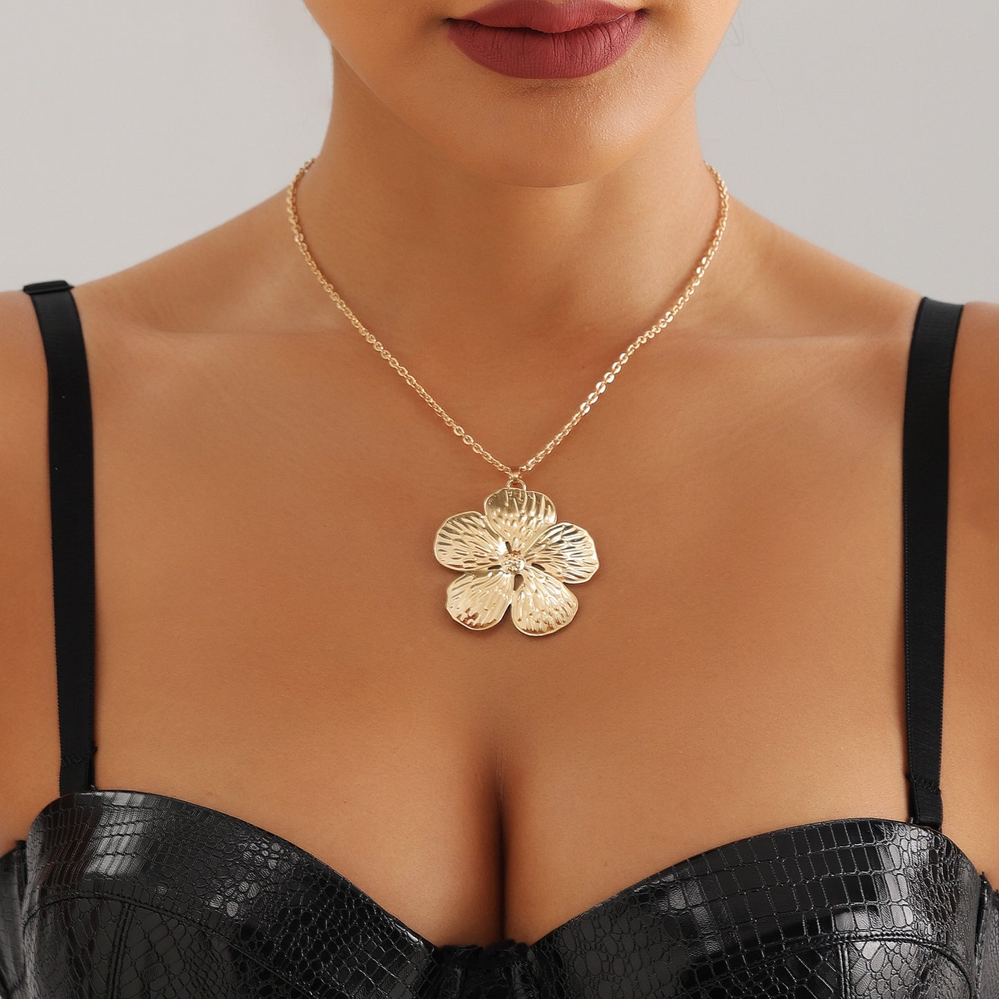 Collar Minimalista de Flor Geométrica para Mujer con Cadena de Metal Bañado y Diseño de Gargantilla Estilo Punk