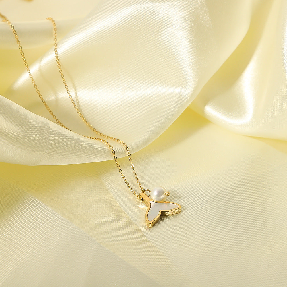 Collana con ciondolo a coda di sirena minimalista da donna in acciaio inossidabile placcato con madreperla naturale e accenti di perle