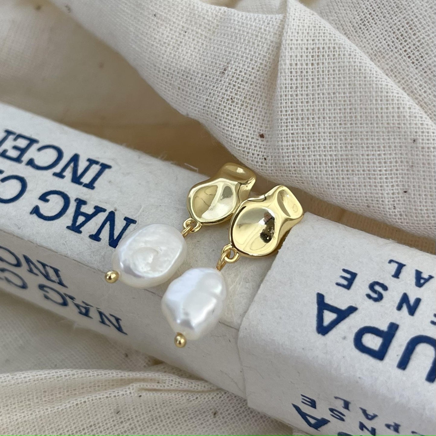 Orecchini con perle d'acqua dolce placcati in argento sterling 925 a forma floreale irregolare
