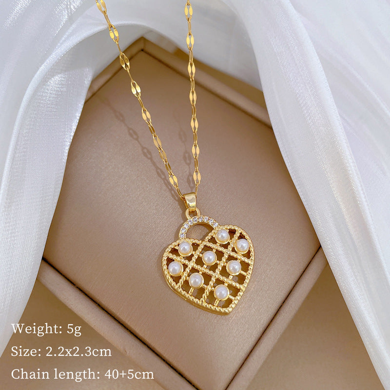 Collar con colgante de corazón hueco minimalista para mujer y hombre con detalles de perlas e incrustaciones de diamantes de imitación en cadena de acero inoxidable