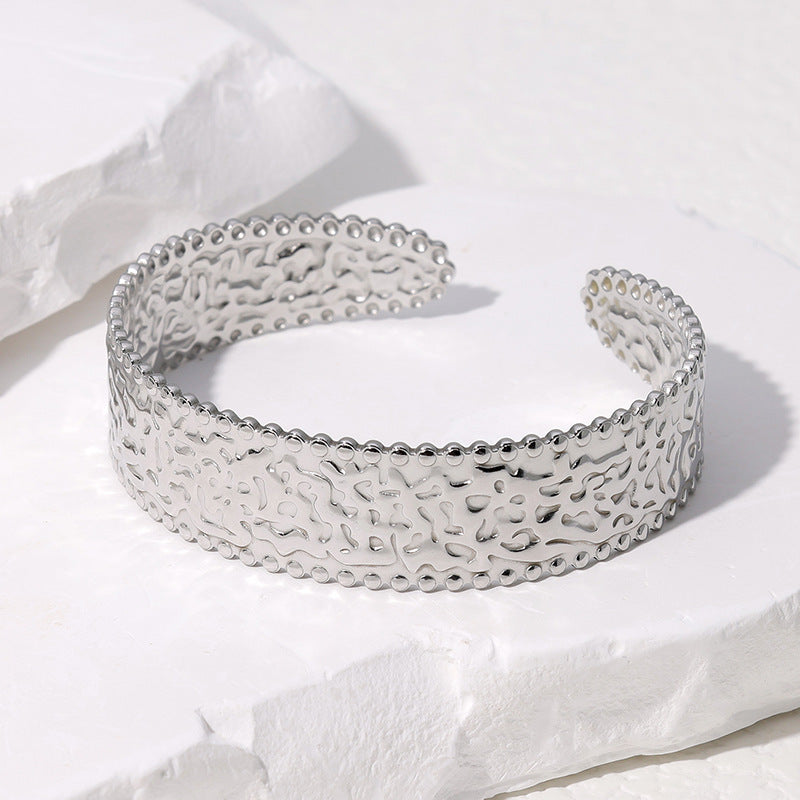 Bracciale Aperto Vintage in Acciaio Inossidabile con Placcatura in Oro 18K, Superficie Texturizzata, Design Minimalista di Lusso