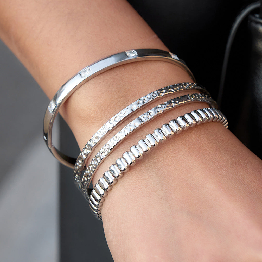 Pulsera abierta minimalista texturizada de acero inoxidable chapado para mujer