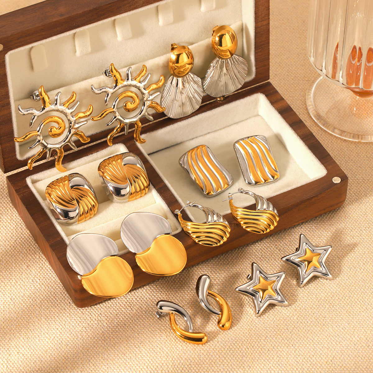 Orecchini a perno da donna in acciaio inossidabile con texture geometrica, placcatura in oro e argento e design a stella a cinque punte