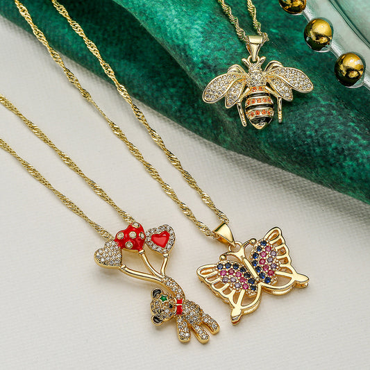 Collana con ciondolo a tema animale per donna, con base in rame e intarsio in zirconi cubici a forma di orso, farfalla e ape