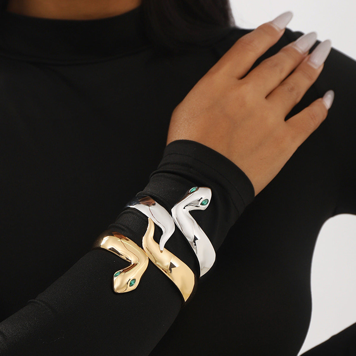 Bracciale in lega lucida a forma di serpente di tendenza per donna con finitura placcata e design aperto creativo