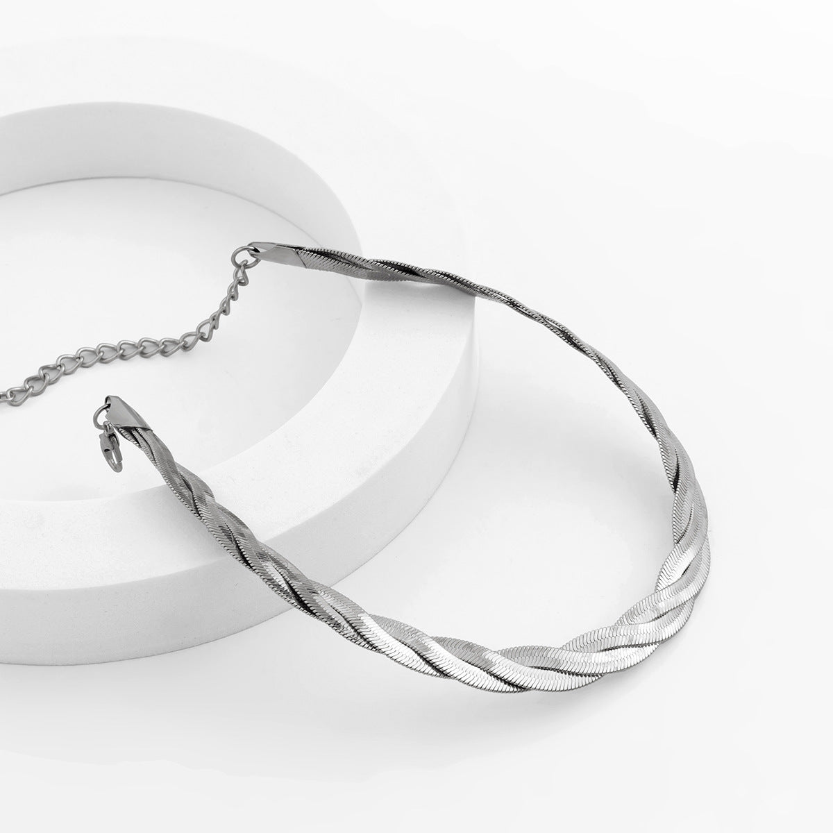 Collana girocollo da donna a catena serpente in rame, design geometrico minimalista e dall'estetica accattivante