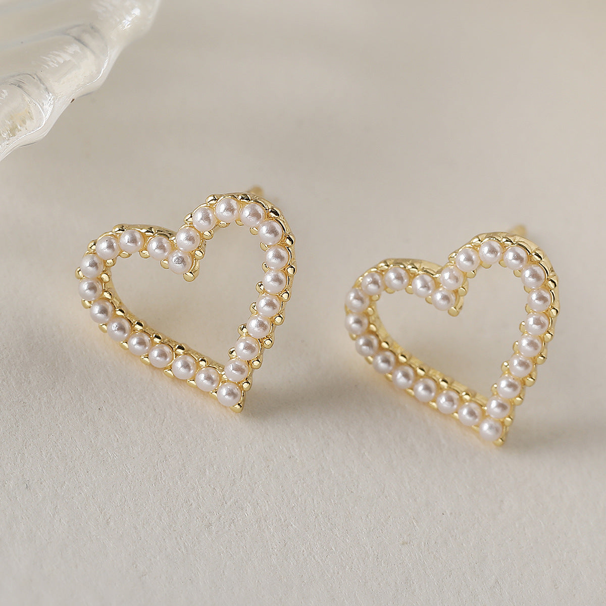 Elegant 18K Gold Plated Brass Heart Stud Earrings with Cubic Zirconia and Pearl Inlay for Women