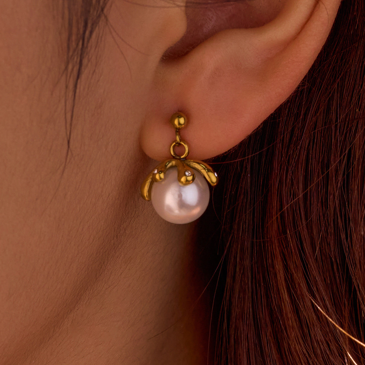 Vintage Style Petal-Shaped Titanium Steel Gold-Plated Pendant Necklace for Women with Zircon and Pearl Inlay
