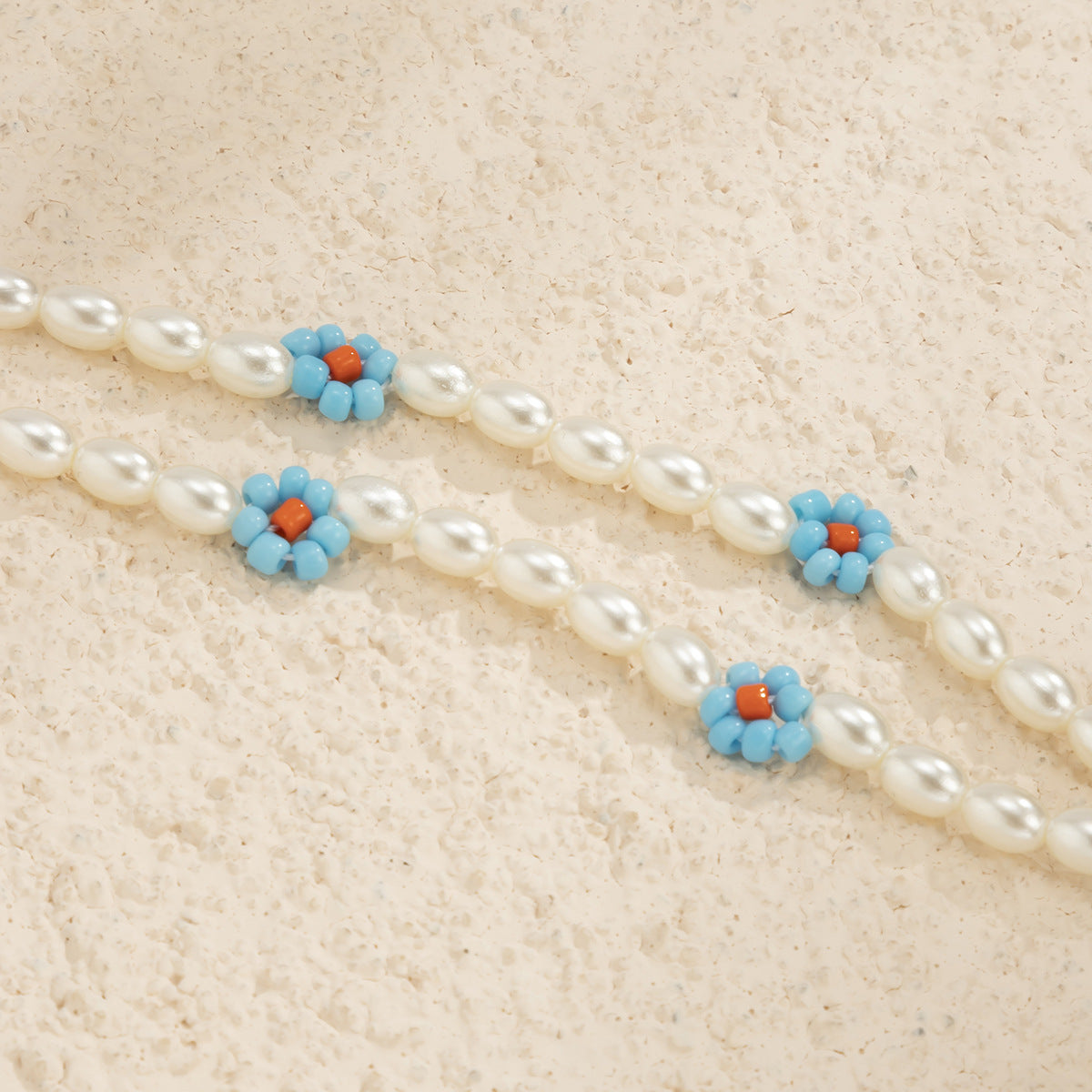 Collar con colgante Margarita bohemia con cuentas de resina hechas a mano y borlas para mujer