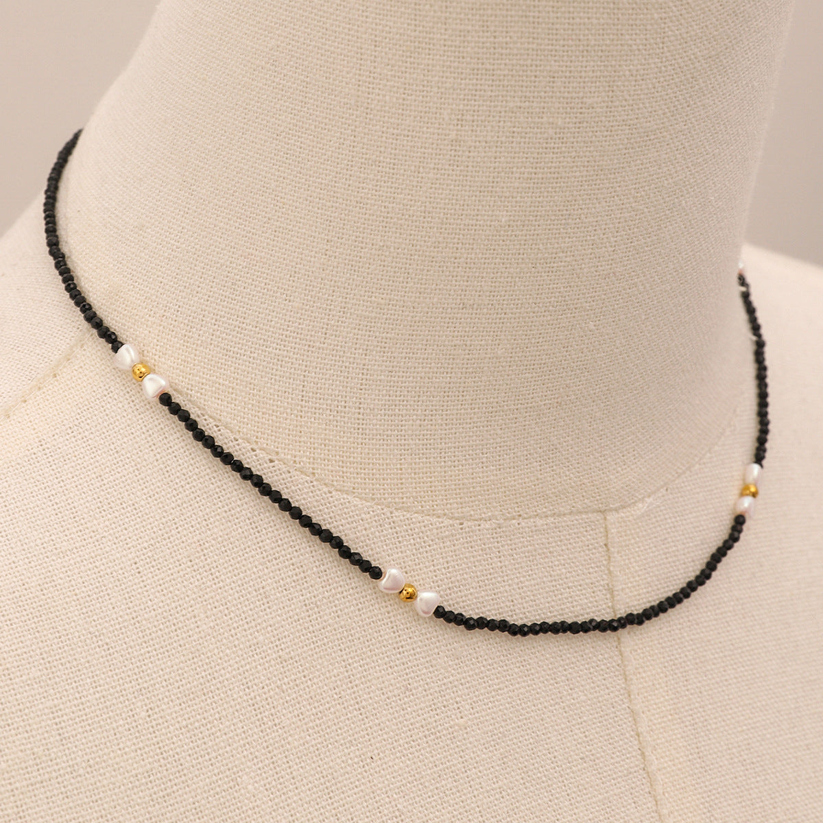 Collana con Pendente Minimalista a Cuore in Acciaio Inossidabile Nero con Accenti di Perle Simulate e Finitura Placcata per Donne