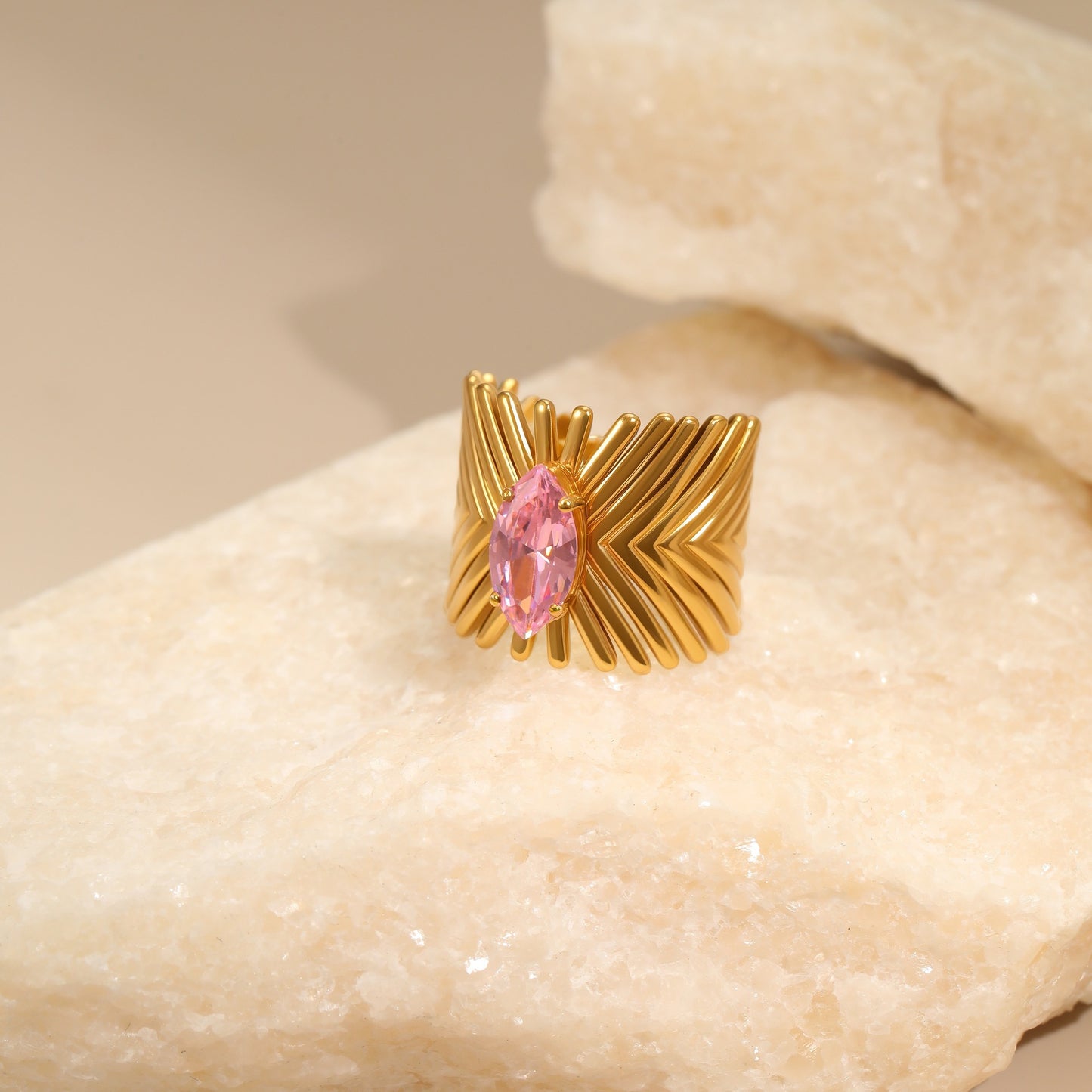 Anello Minimalista Geometrico in Acciaio Inossidabile con Placcatura in Oro 18K e Zirconia Rosa da Donna