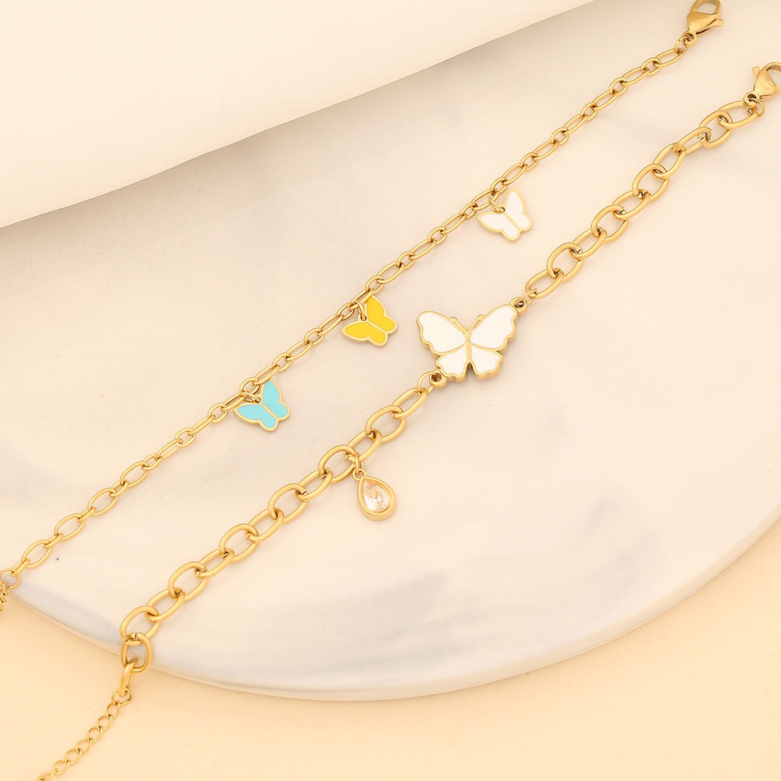 Collana da Donna con Ciondolo a Farfalla Trendy in Acciaio Inox e Finitura Smaltata