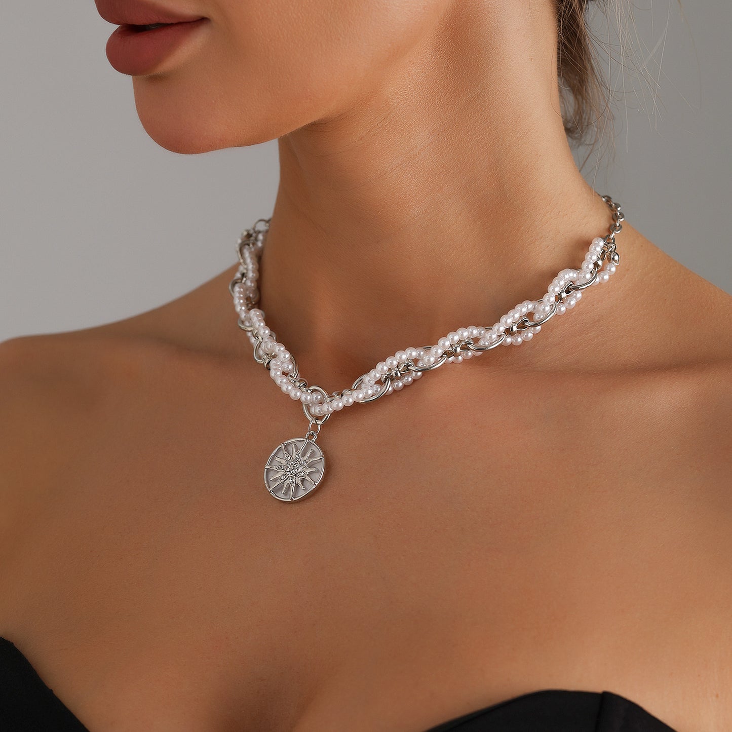 Collar con colgante de estrella geométrica de aleación con acabado galvanizado para mujer - Delicada cadena para clavícula y cadena para suéter