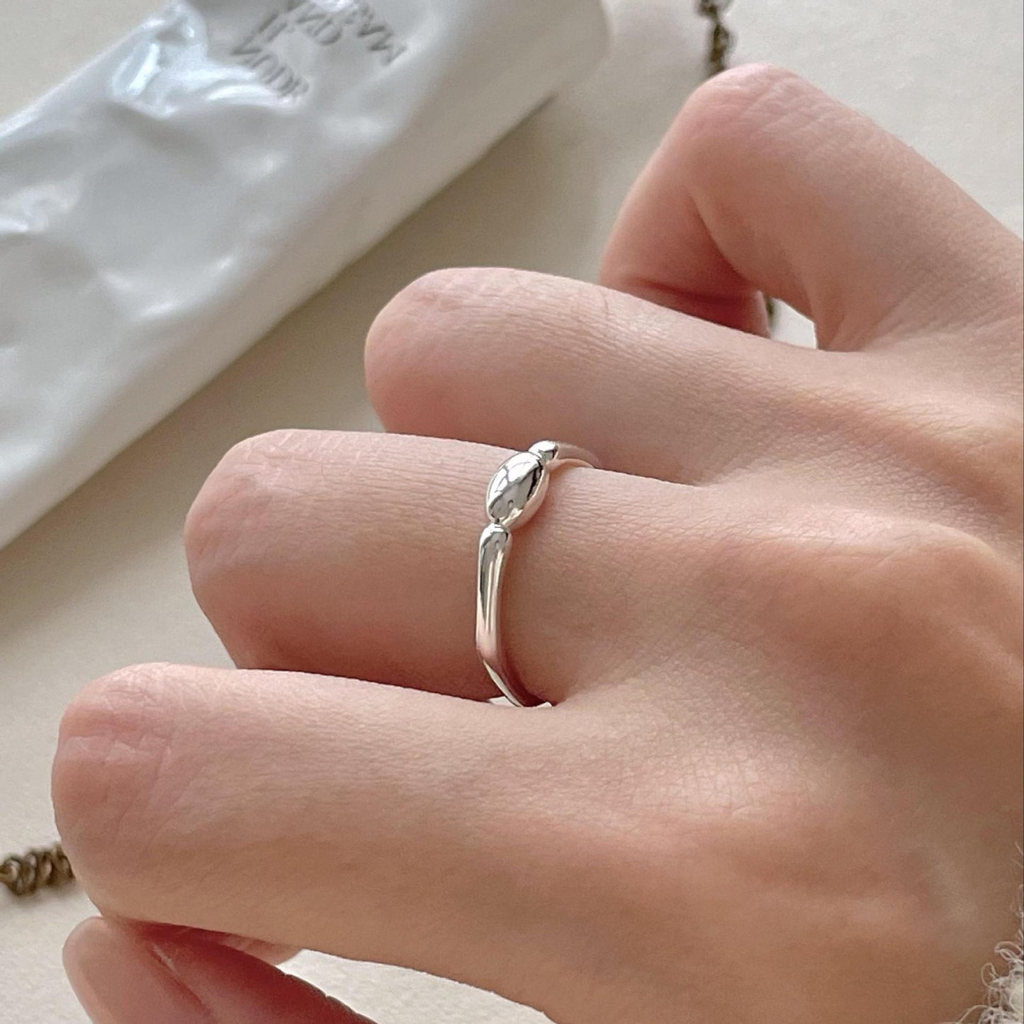 Anillo Minimalista de Plata de Ley 925 con Cuentas Geométricas para Mujer