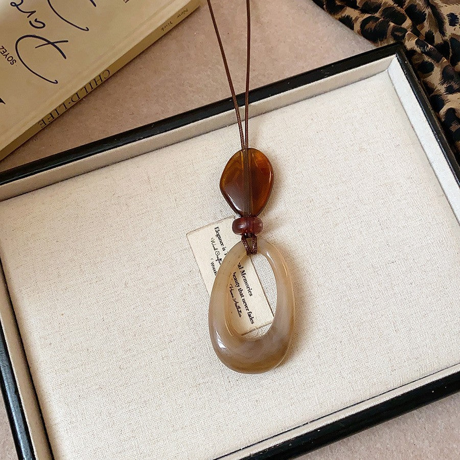 Collana con ciondolo geometrico in acrilico stile retrò da donna con charm in lega, fatta a mano, catena a strati alla moda minimalista
