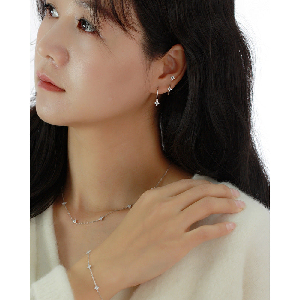 Elegante juego de joyas de plata esterlina 925 con trébol de cuatro hojas para mujer con collar, pulsera y aretes con colgante floral chapado