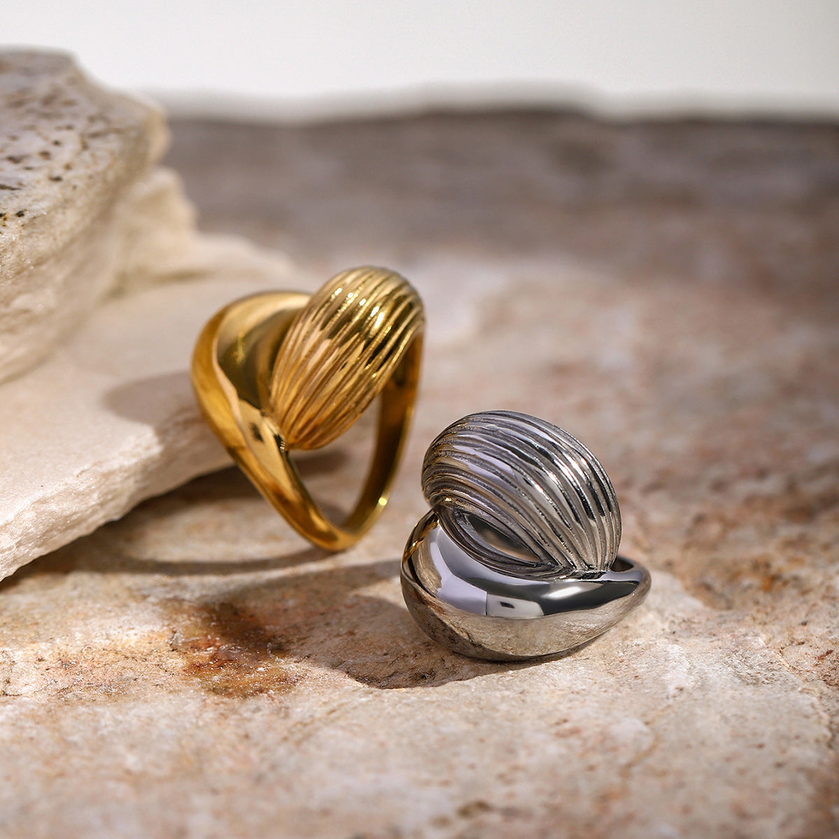 Anello Minimalista Unisex in Acciaio Inossidabile Placcato Oro 18K a Goccia Irregolare con Strisce