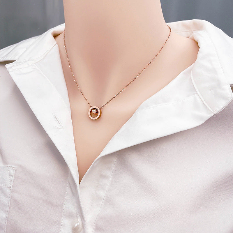 Collana Pendente Minimalista con Numeri Romani per Donne e Uomini in Acciaio Titanio con Placcatura in Oro, Delicata Catena per Clavicole