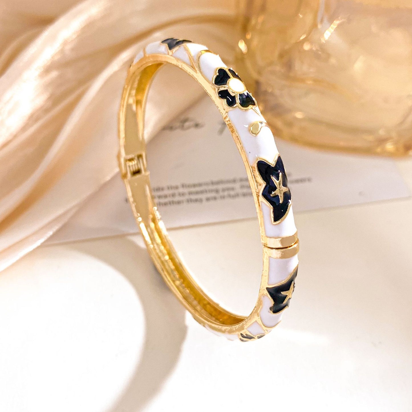 Vintage Elegant Floral Enamel Drip Oil Rhinestone Inlaid Alloy Bangle Bracelet for Women