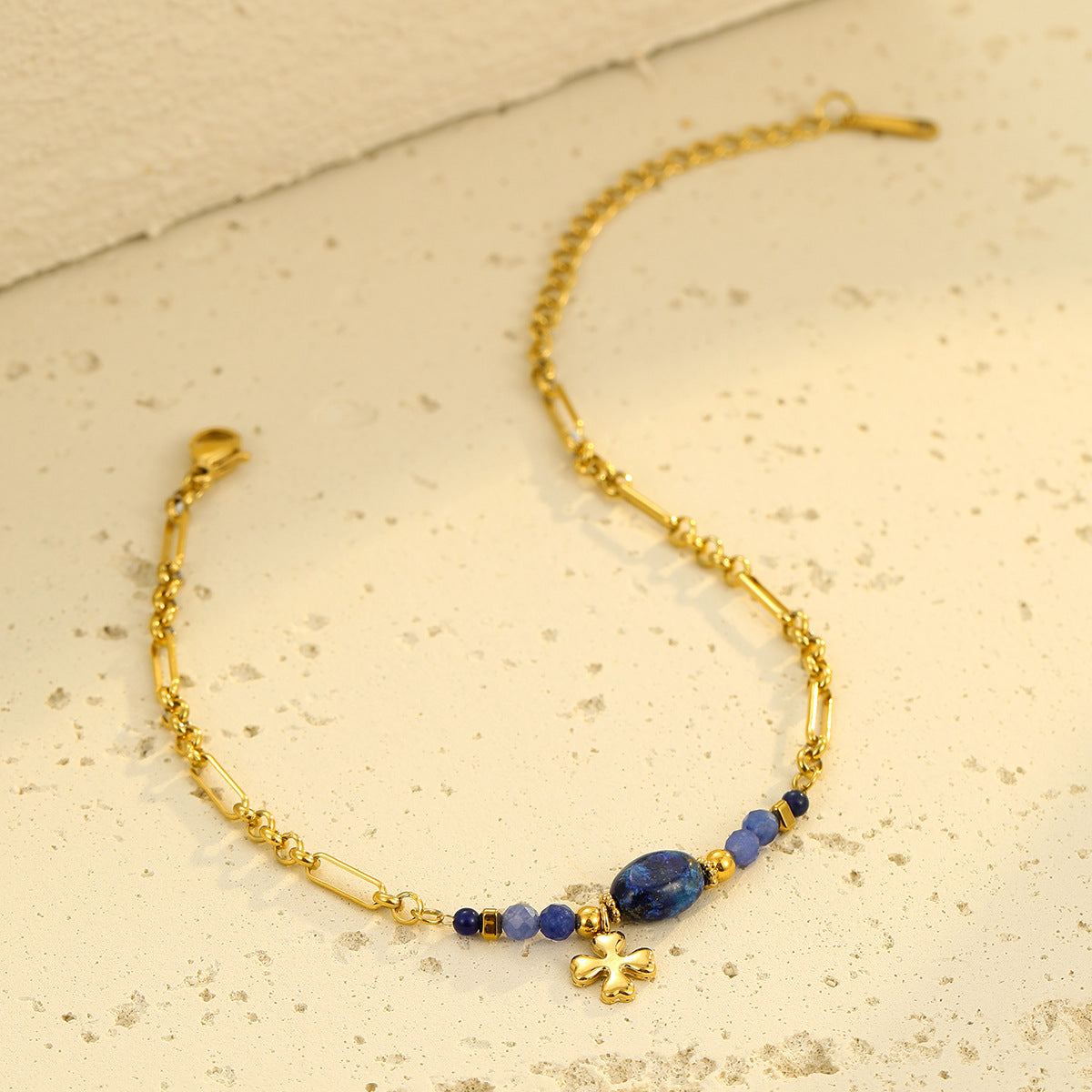 Bracciale da donna minimalista a forma di trifoglio in acciaio al titanio con intarsio in lapislazzuli