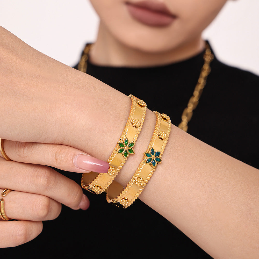 Pulsera de acero inoxidable con forma de copo de nieve y rueda de la fortuna, con incrustaciones de circonita y chapado en oro de 18 quilates.