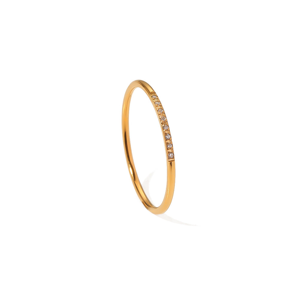 Anello da donna minimalista in acciaio al titanio con geometria e zirconi micropavé placcati in oro 18 carati