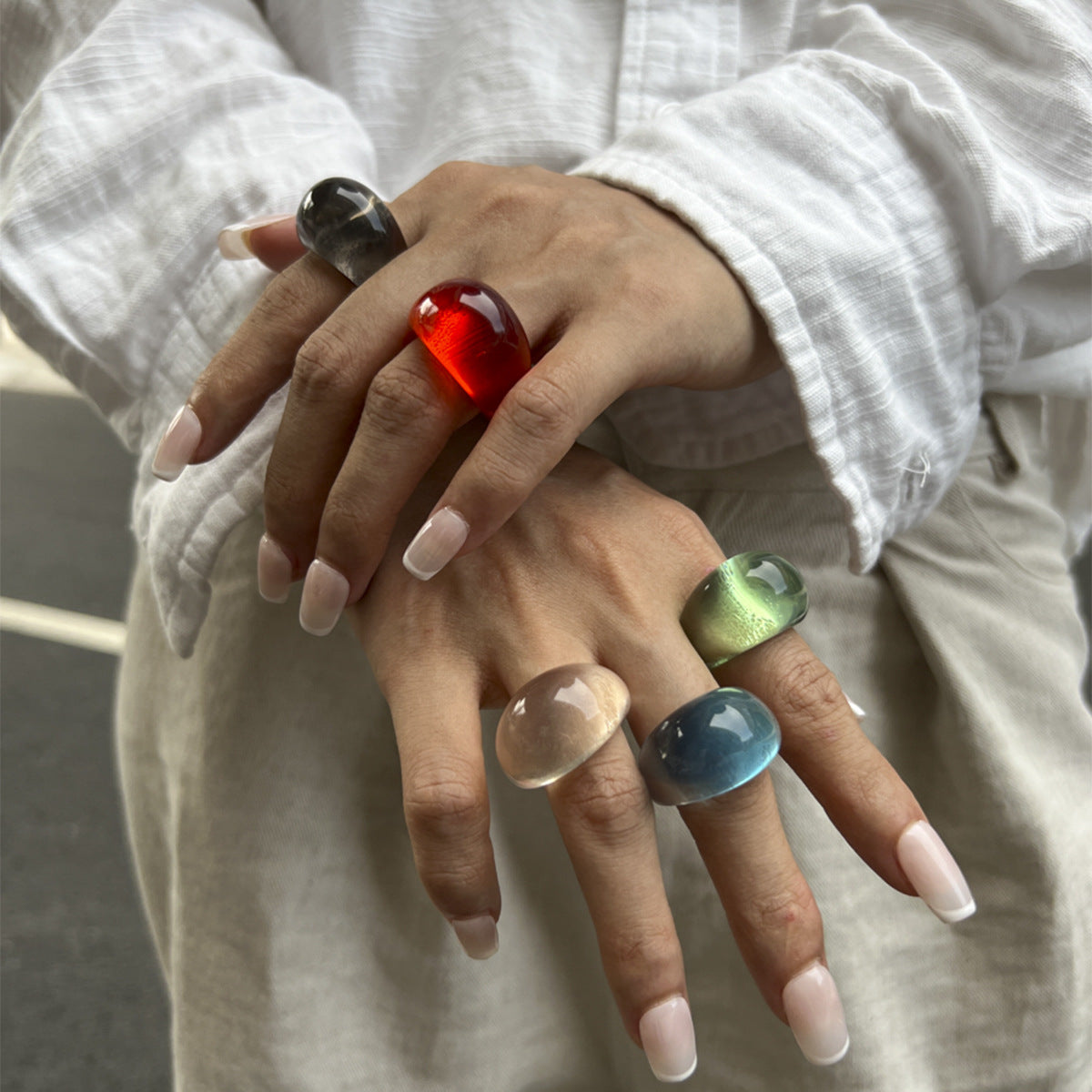 Anello da donna in resina geometrico minimalista con effetto marmorizzato e finitura epossidica lucida