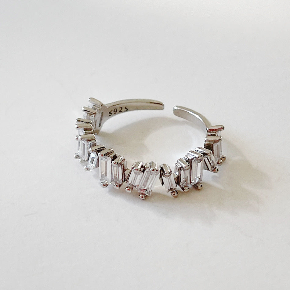 Anillo minimalista y elegante de plata de ley 925 con circonitas cúbicas geométricas incrustadas para mujer
