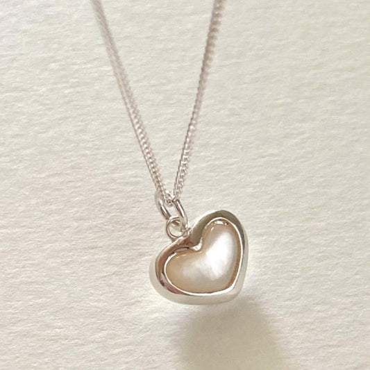 Collar con colgante redondo de concha de corazón minimalista natural de plata de ley 925 con cadena trenzada