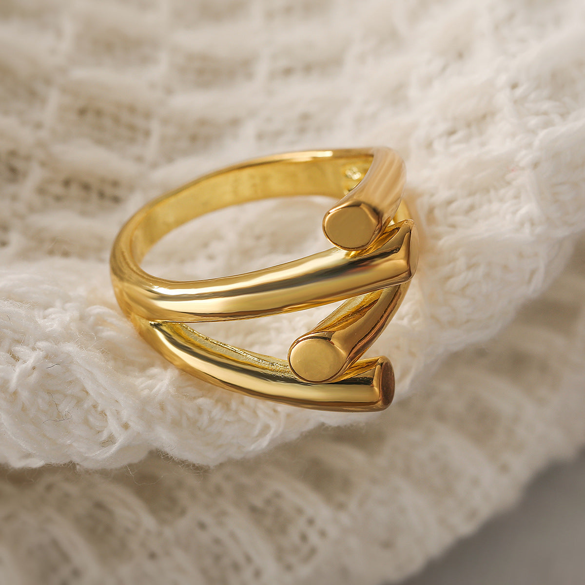 Anello in rame da donna geometrico irregolare minimalista con finitura placcata