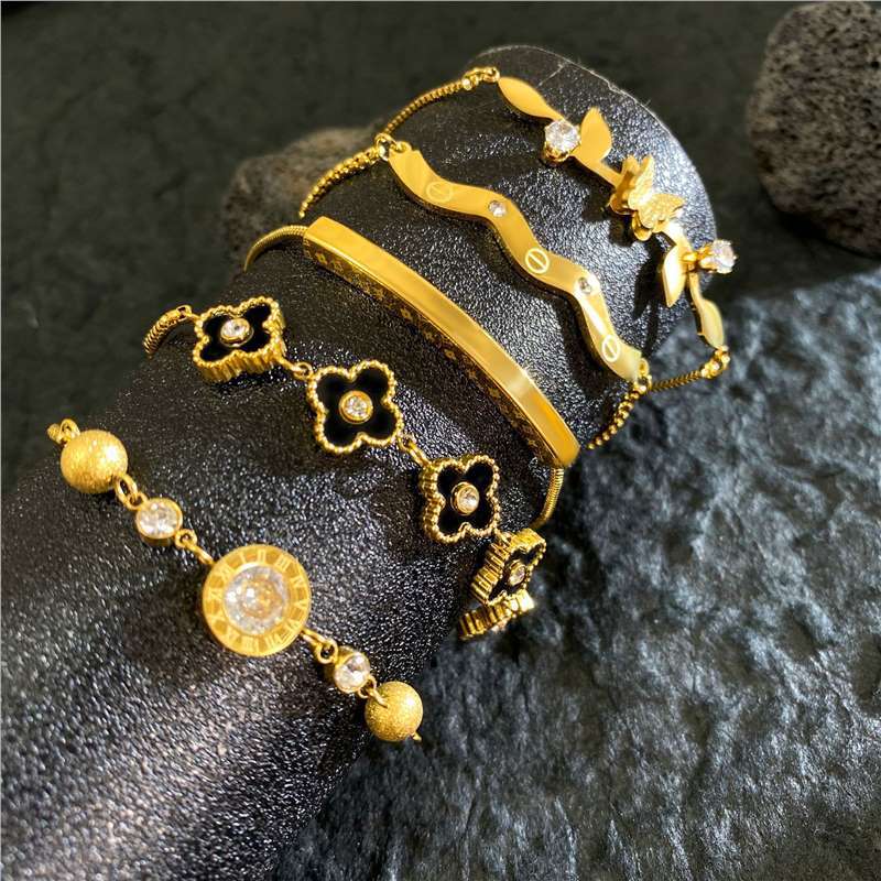 Original Design Geometric Four-Leaf Clover Bracelet in Titanium Steel with 18K Real Gold Plating Adjustable Pull-Chain for Unisex Wear