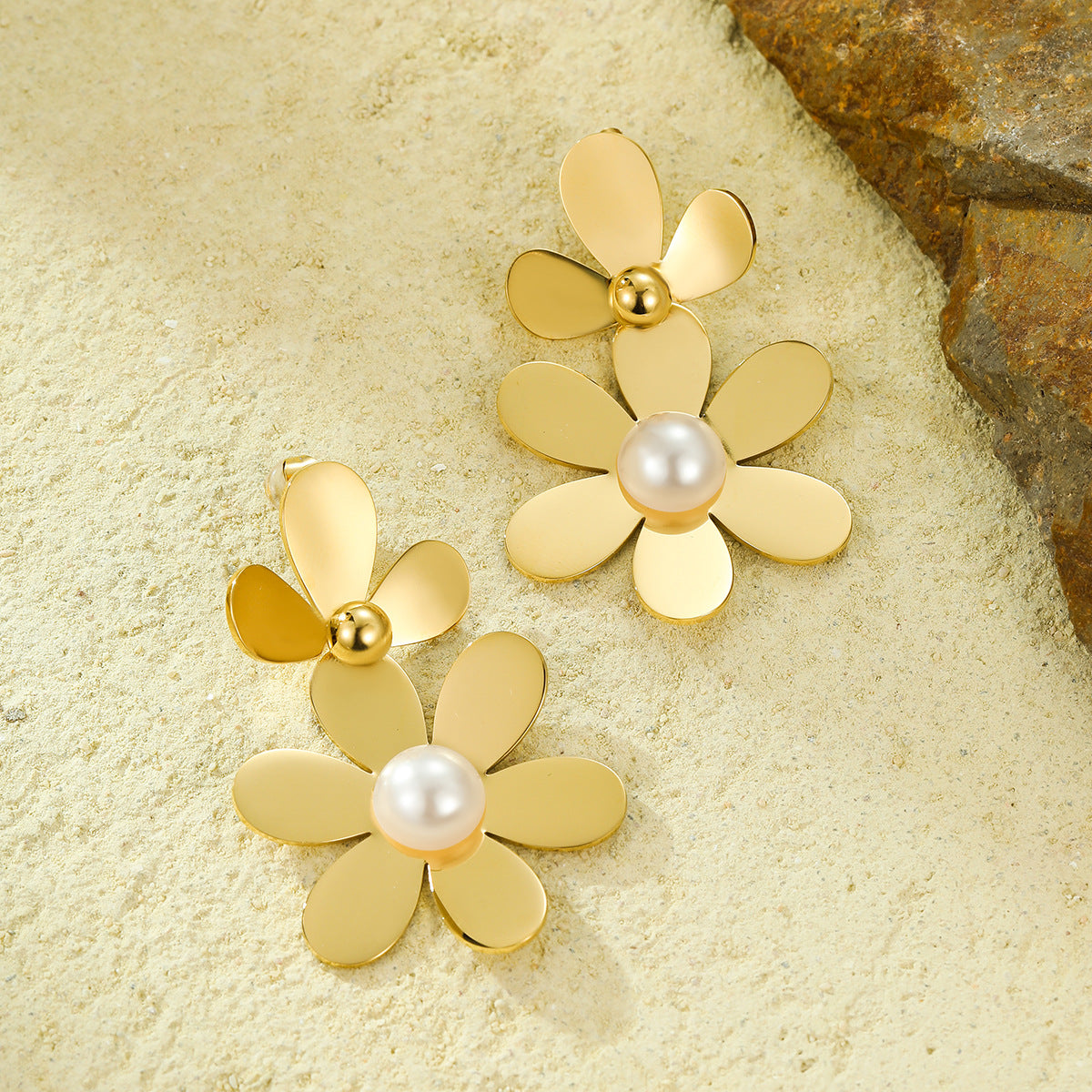 Pendientes de tuerca de acero inoxidable vintage en forma de pétalo con incrustaciones de perlas y detalle de borla para mujer