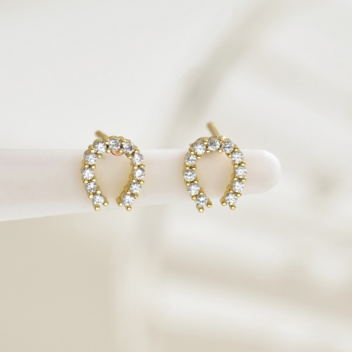 Aretes Minimalistas Geométricos en Forma de U para Mujer con Incrustaciones de Circonita y Postes de Acero Inoxidable