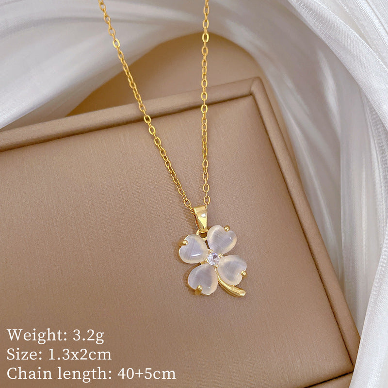 Collar con colgante de trébol estilo dibujos animados para mujer y hombre, de acero de titanio con incrustaciones de diamantes de imitación y delicada cadena para la clavícula