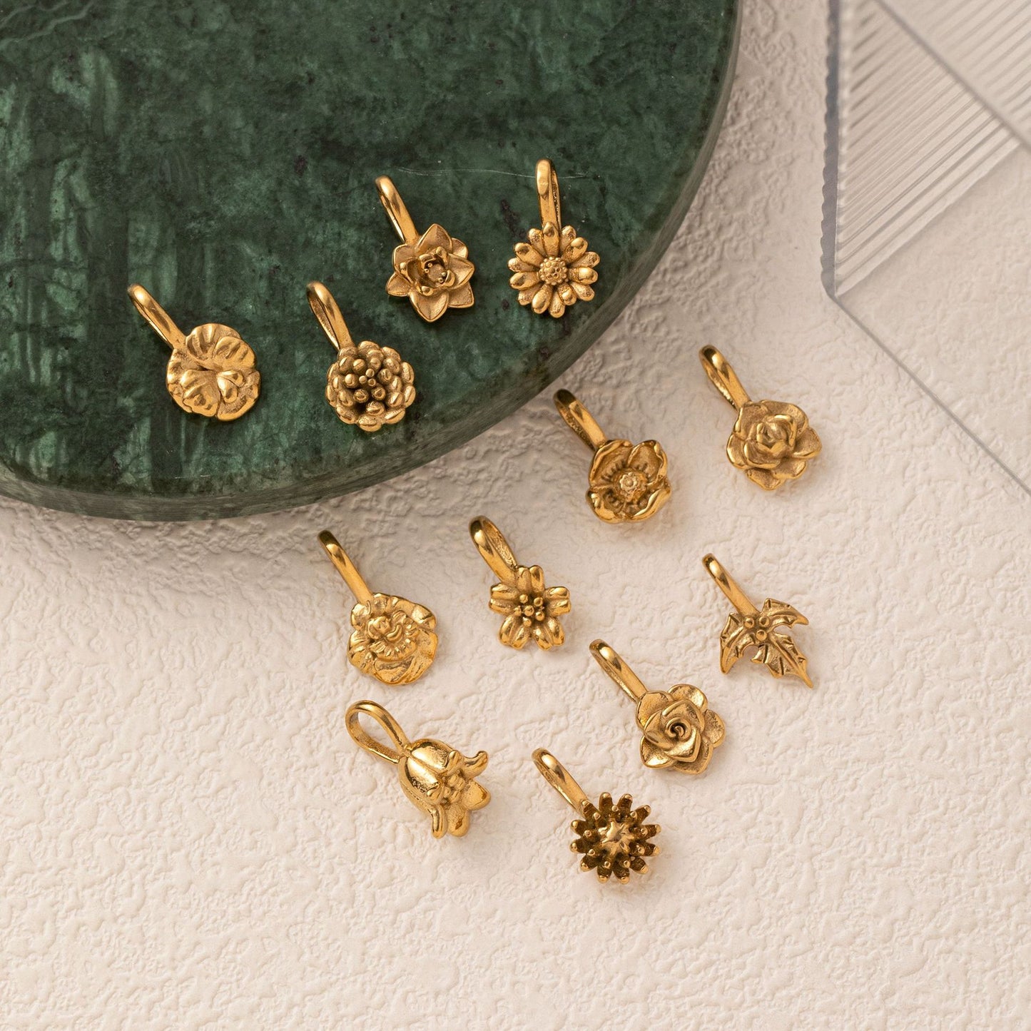Ciondolo con Barretta Floreale Vintage Placcato Oro 18K in Acciaio Inossidabile con Catena Regolabile